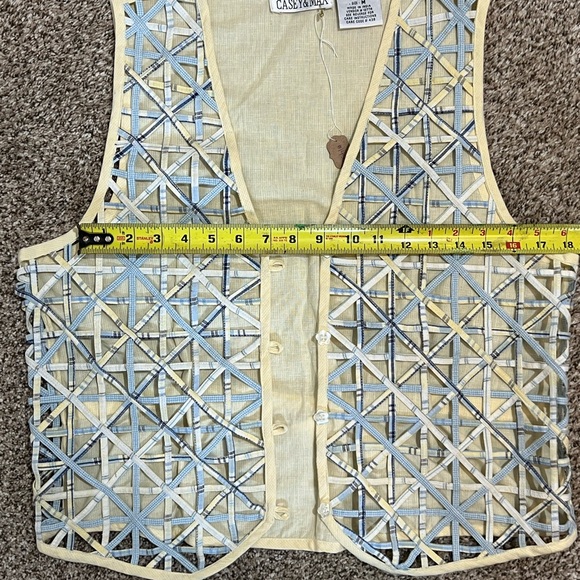 Geometric Patterned Cutout Vest - Picture 3 of 3